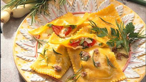 Ravioli mit Tomaten-Mozzarella-Füllung Rezept - Foto: Maass