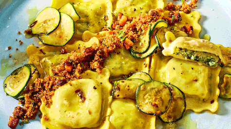 Ravioli mit Zucchini und Pancetta auf einem großen Teller - Foto: LECKER @ Bauer Media Group