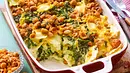 Ravioli-Spinat-Auflauf in einer roten Auflaufform - Foto: LECKER @ Bauer Media Group