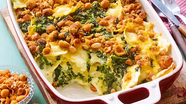 Ravioli-Spinat-Auflauf in einer roten Auflaufform - Foto: LECKER @ Bauer Media Group