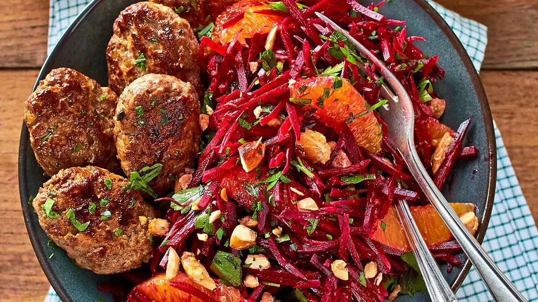 Red-’n’-Orange-Salat mit lecker Frikadellchen Rezept - Foto: LECKER @ Bauer Media Group