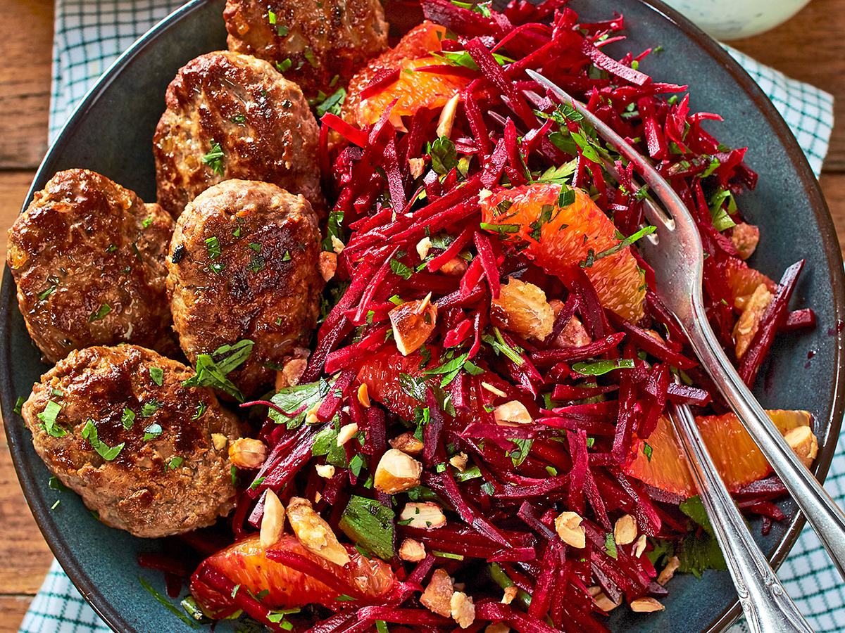 Red-’n’-Orange-Salat mit lecker Frikadellchen Rezept