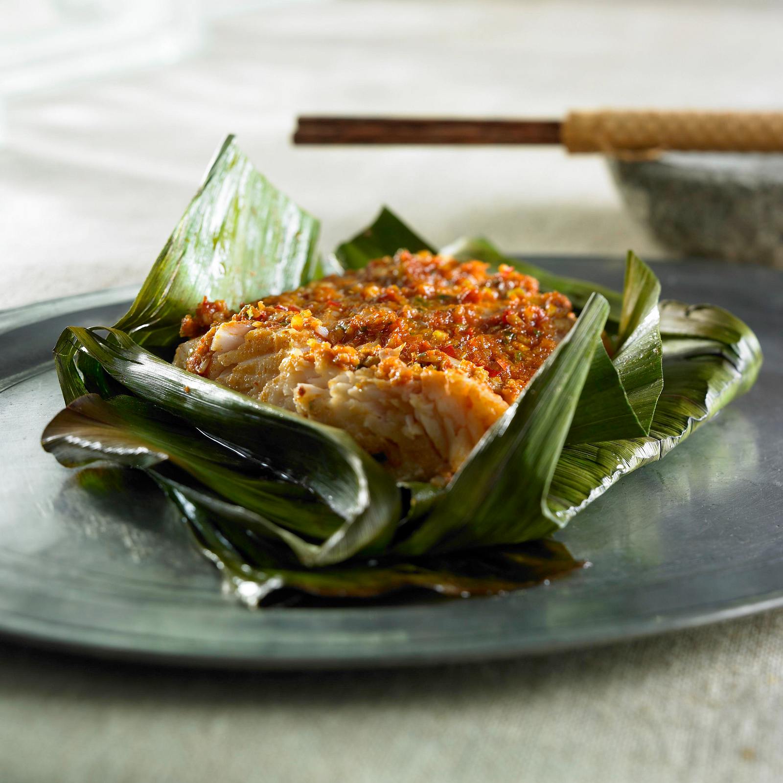 Red Snapper mit roter Curry-Paste im Bananenblatt Rezept | LECKER Red Snapper mit roter Curry-Paste im Bananenblatt Rezept | LECKER