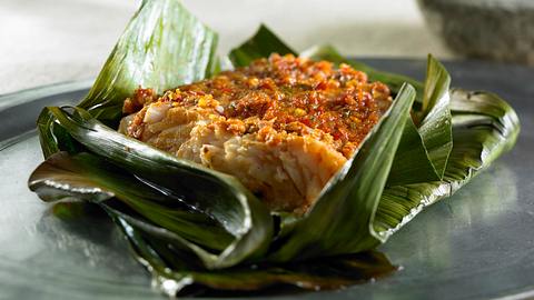 Red Snapper mit roter Curry-Paste im Bananenblatt Rezept - Foto: Pretscher, Tillmann