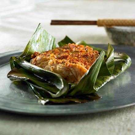 Red Snapper mit roter Currypaste im Bananenblatt Rezept
