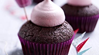 Red Velvet Cupcakes mit Baiser-Tuffs Rezept - Foto: House of Food / Bauer Food Experts KG