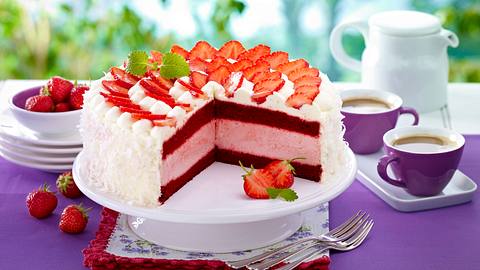 Red Velvet Strawberry Ice Cream Cake Rezept - Foto: House of Food / Bauer Food Experts KG