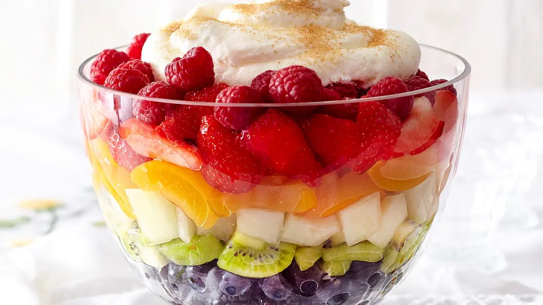 Regenbogen-Obstsalat mit Frozen Yogurt Rezept - Foto: LECKER @ Bauer Media Group Regenbogen-Obstsalat mit Frozen Yogurt Rezept - Foto: LECKER @ Bauer Media Group