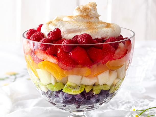 Regenbogen-Obstsalat mit Frozen Yogurt Rezept Regenbogen-Obstsalat mit Frozen Yogurt Rezept