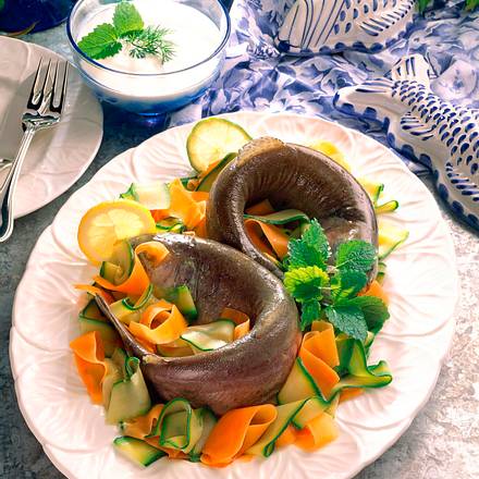 Regenbogenforelle auf Zucchini-Möhrengemüse mit Quark Rezept