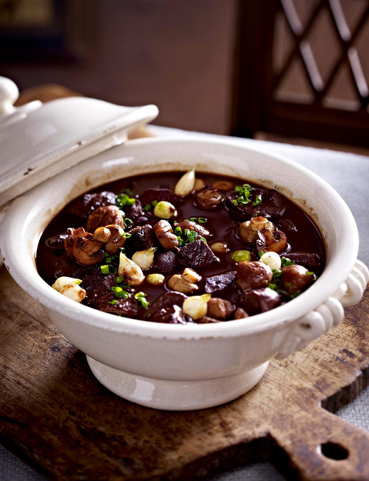 Reh in Rotwein mit Maronen und Wacholder Rezept