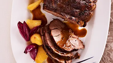Rehbraten mit Gewürzquitten und Lebkuchensoße Rezept - Foto: LECKER @ Bauer Media Group