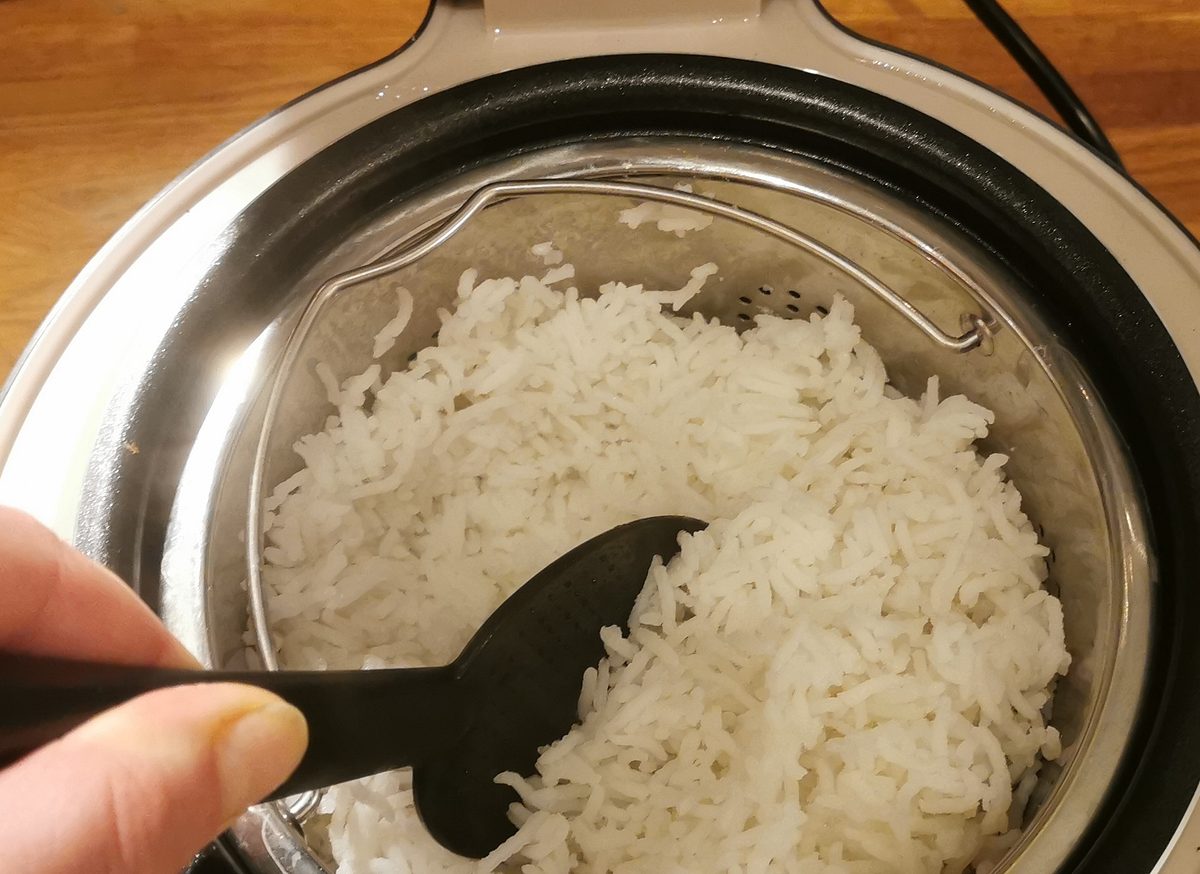 Dampfender Reis auf Reislöffel