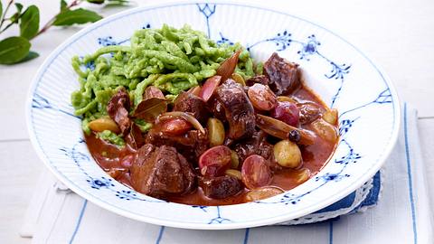 Rehgulasch mit Trauben und Spinatspätzle Rezept - Foto: House of Food / Bauer Food Experts KG