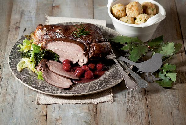 Rehkeule mit Kirschsosse zu Semmelknödeln und Wirsing Rezept