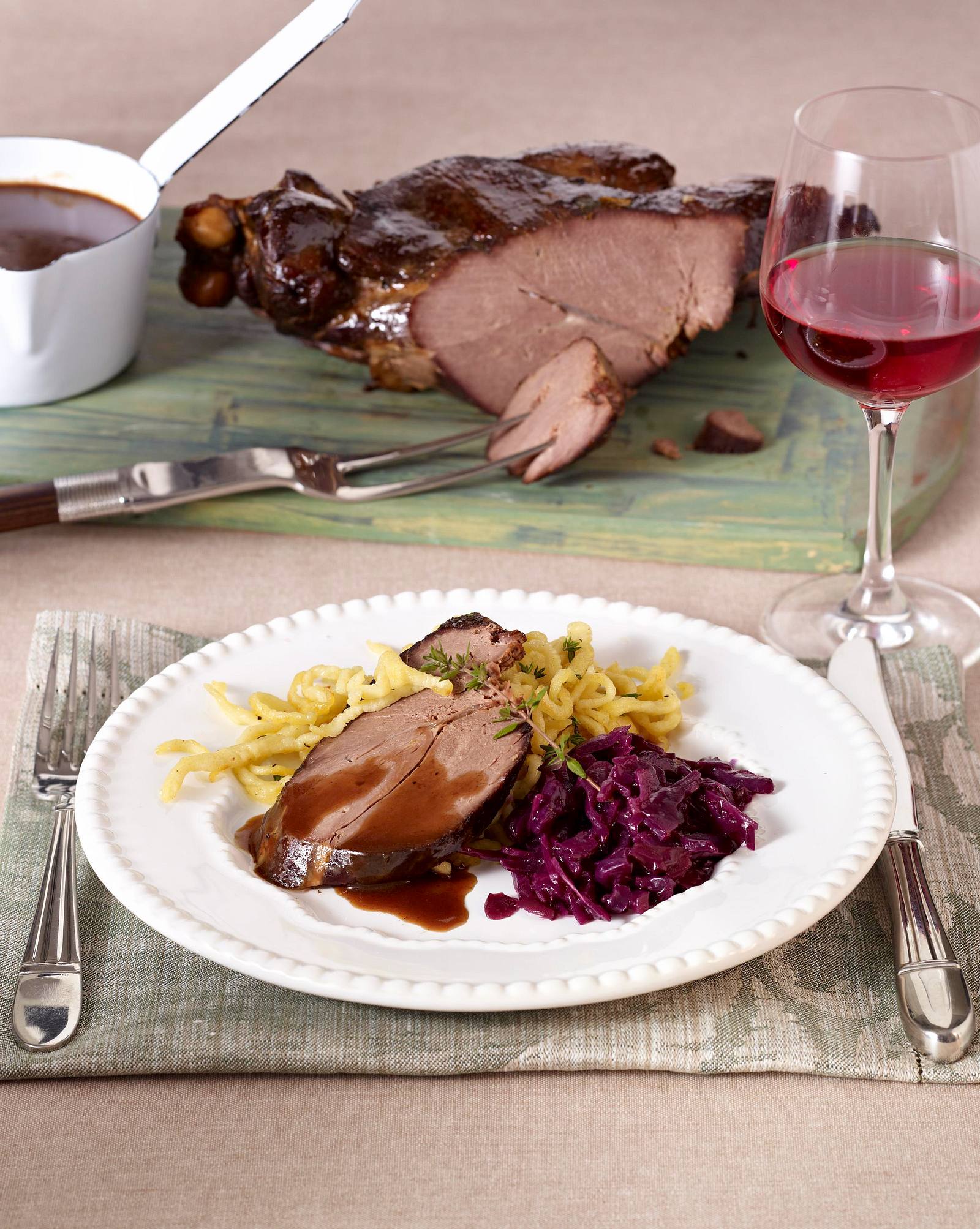 Rehkeule mit Rotkohl, Holundersoße und Spätzle (Rehkeule viermal anders ...