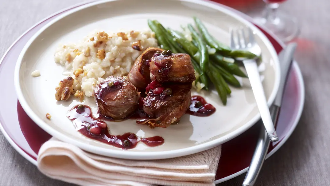 Rehmedaillons in Granatapfelsoße mit Walnussrisotto Rezept - Foto: LECKER @ Bauer Media Group