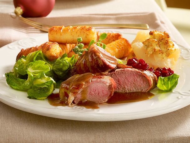 Rehmedaillons mit gratinierten Camembertbirnen Rezept Rehmedaillons mit gratinierten Camembertbirnen Rezept