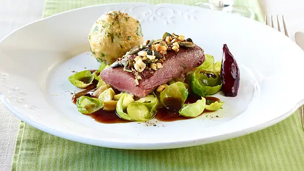 Rehrücken im Nussmantel mit Semmelknödel und Rotweinsoße Rezept - Foto: LECKER @ Bauer Media Group