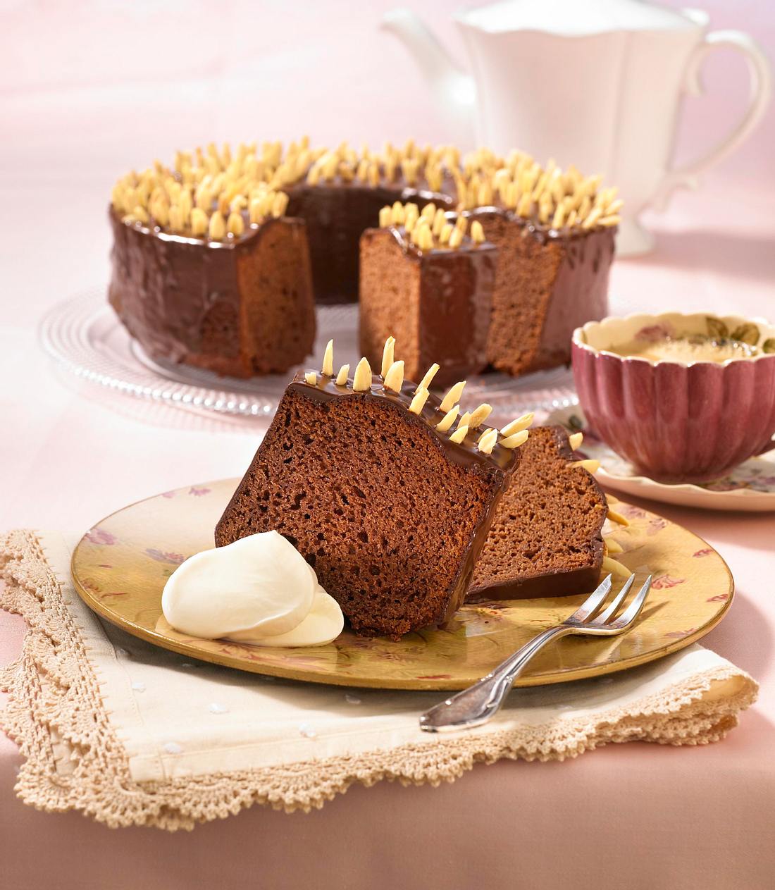 Rehrücken Kuchen mit Schokoladenglasur und Mandelstifte gespickt Rezept