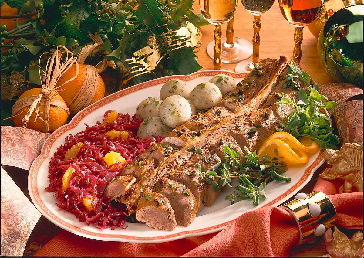 Rehrücken mit Majoranklößen und Orangen-Rotkohl Rezept