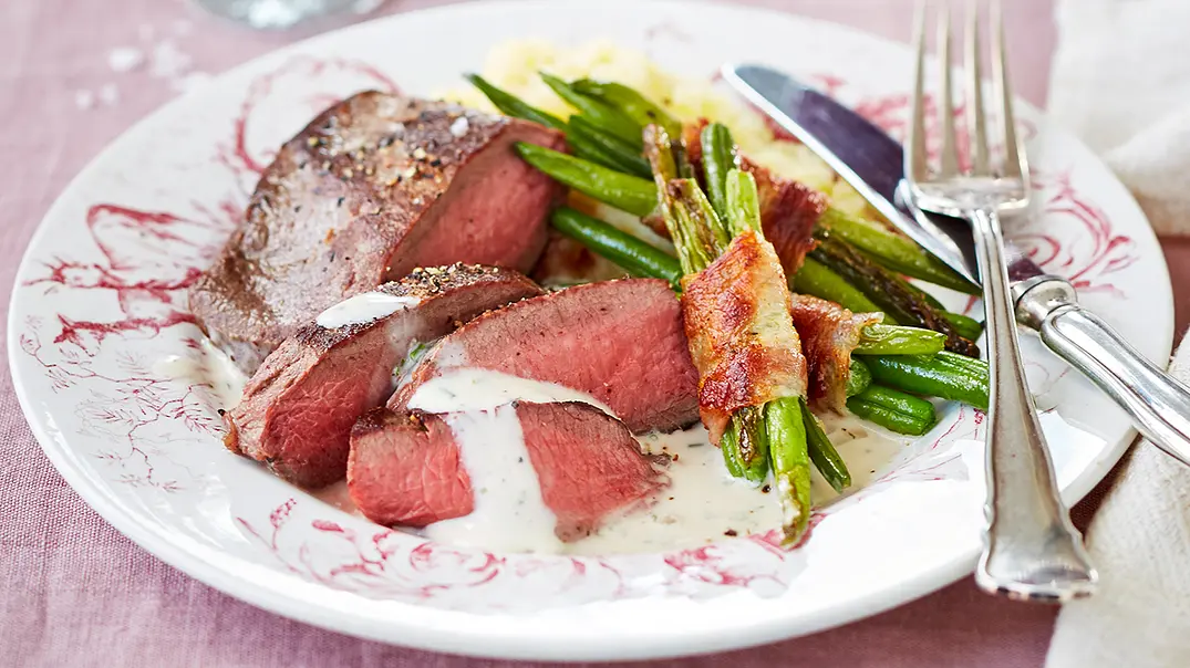 Rehrückenfilet auf Pfeffersoße Rezept - Foto: LECKER @ Bauer Media Group Rehrückenfilet auf Pfeffersoße Rezept - Foto: LECKER @ Bauer Media Group