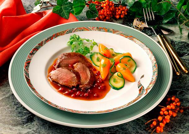 Rehrücken mit Möhren-Zucchini-Kerbel-Gemüse Rezept Rehrücken mit Möhren-Zucchini-Kerbel-Gemüse Rezept