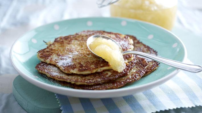 Reibekuchen mit Apfelmus Rezept - Foto: House of Food / Bauer Food Experts KG