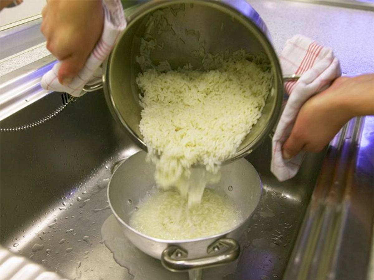 Reis kochen und abgießen