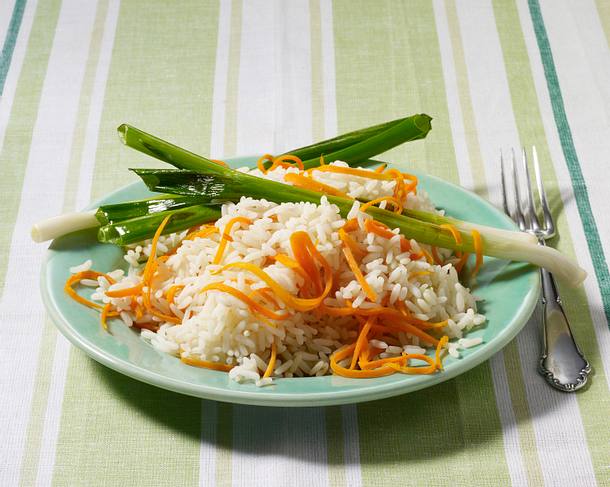 Reis mit Möhren und Lauchzwiebeln Rezept Reis mit Möhren und Lauchzwiebeln Rezept