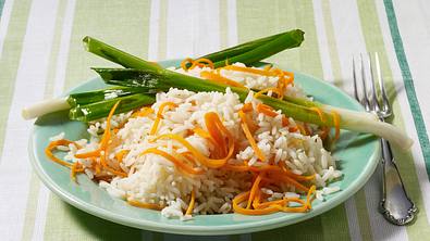 Reis mit Möhren und Lauchzwiebeln Rezept - Foto: LECKER @ Bauer Media Group