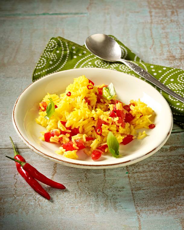 Reis mit Safran, Tomate, Chili und Basilikum Rezept | LECKER
