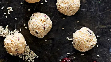 Reis-Nuss-Balls mit Cranberrys Rezept - Foto: LECKER @ Bauer Media Group Reis-Nuss-Balls mit Cranberrys Rezept - Foto: LECKER @ Bauer Media Group