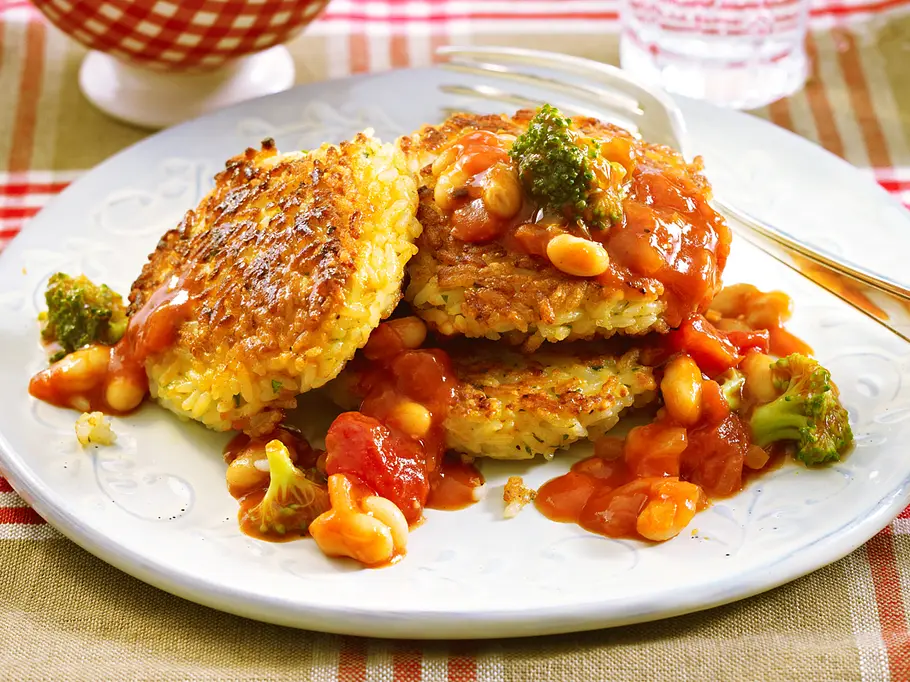 Reisbratlinge mit Tomaten-Gemüse-Soße Reisbratlinge mit Tomaten-Gemüse-Soße