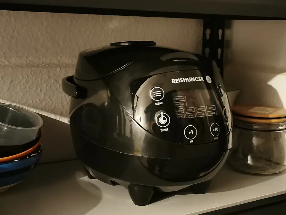 Reishunger Digitaler Mini Reiskocher auf Regal 