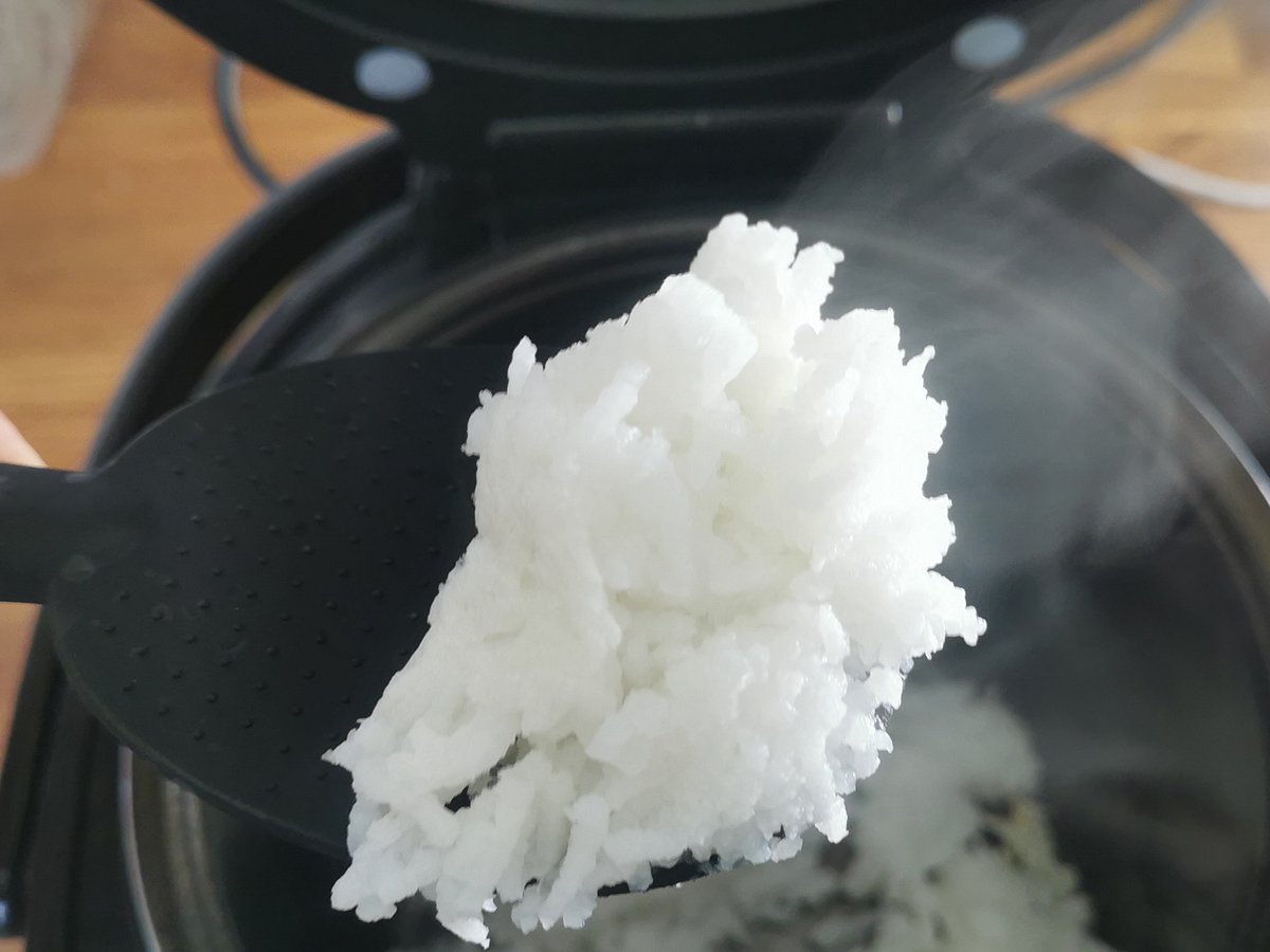 Dampfender Reis auf Reislöffel