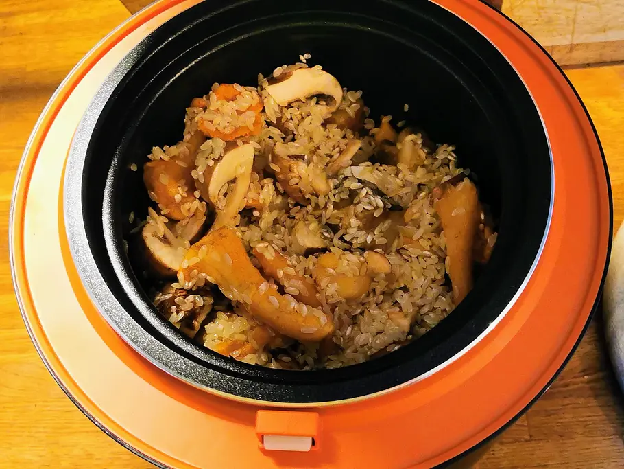Reiskocher-Risotto Pilze unterheben Reiskocher-Risotto Pilze unterheben