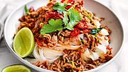 Reisnudeln mit Asia-Hackfleisch in einer weißen Schüssel mit Limette, Chili und Koriander - Foto: House of Food / Bauer Food Experts KG