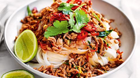 Reisnudeln mit Asia-Hackfleisch in einer weißen Schüssel mit Limette, Chili und Koriander - Foto: House of Food / Bauer Food Experts KG
