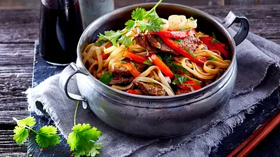 Reisnudeln mit Rindfleisch Rezept - Foto: LECKER @ Bauer Media Group