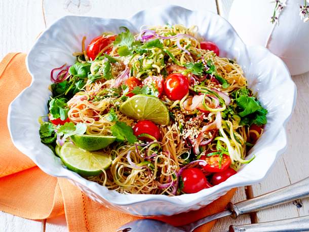 Reisnudeln mit Sommergemüse und Sesam (Beates Sommer Pasta) Rezept Reisnudeln mit Sommergemüse und Sesam (Beates Sommer Pasta) Rezept