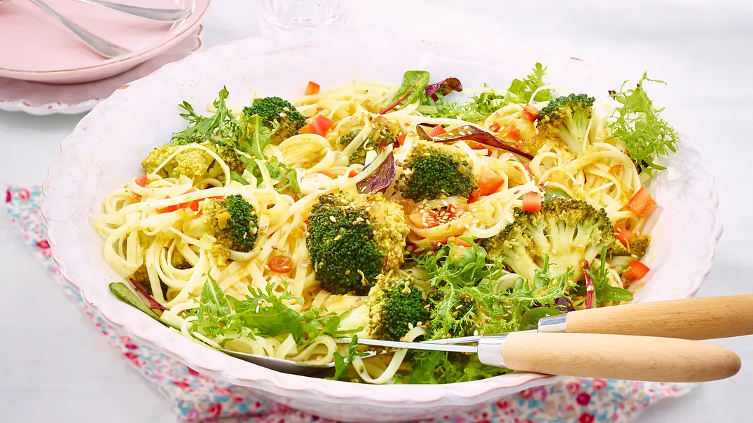 Reisnudelsalat „Hopphopp“ mit Brokkoli Rezept - Foto: LECKER @ Bauer Media Group Reisnudelsalat „Hopphopp“ mit Brokkoli Rezept - Foto: LECKER @ Bauer Media Group