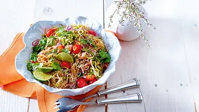 Reisnudelsalat mit Limettensosse und Sesam Rezept - Foto: LECKER @ Bauer Media Group