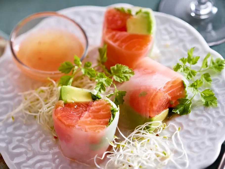 Reispapier-Rollen mit Lachs, Avocado und pink Grapefruit Rezept Reispapier-Rollen mit Lachs, Avocado und pink Grapefruit Rezept