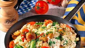 Reispfanne mit Brätbällchen Rezept - Foto: LECKER @ Bauer Media Group Reispfanne mit Brätbällchen Rezept - Foto: LECKER @ Bauer Media Group