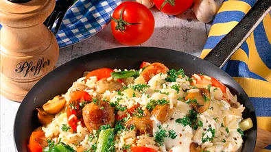 Reispfanne mit Brätbällchen Rezept - Foto: LECKER @ Bauer Media Group