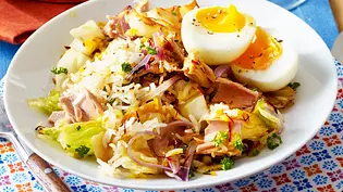 Reispfanne mit Spitzkohl, Thunfisch und wachsweichen Eiern Rezept - Foto: Stellmach, Peter Reispfanne mit Spitzkohl, Thunfisch und wachsweichen Eiern Rezept - Foto: Stellmach, Peter