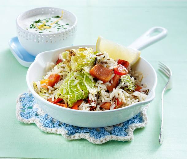 Reispfanne mit Wirsing-Paprika-Gemüse und Saure-Sahne-Dip Rezept Reispfanne mit Wirsing-Paprika-Gemüse und Saure-Sahne-Dip Rezept