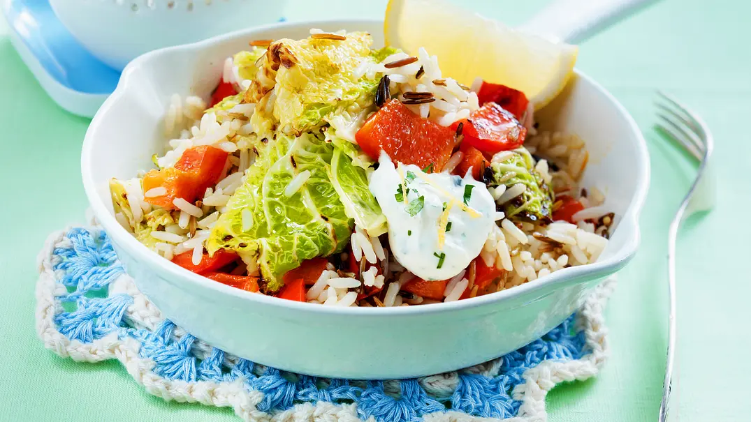 Reispfanne mit Wirsing-Paprika-Gemüse und Saure-Sahne-Dip Rezept - Foto: LECKER @ Bauer Media Group Reispfanne mit Wirsing-Paprika-Gemüse und Saure-Sahne-Dip Rezept - Foto: LECKER @ Bauer Media Group