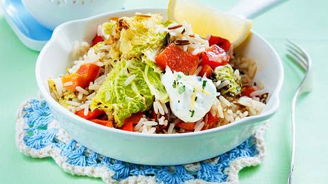 Reispfanne mit Wirsing-Paprika-Gemüse und Saure-Sahne-Dip Rezept - Foto: House of Food / Bauer Food Experts KG